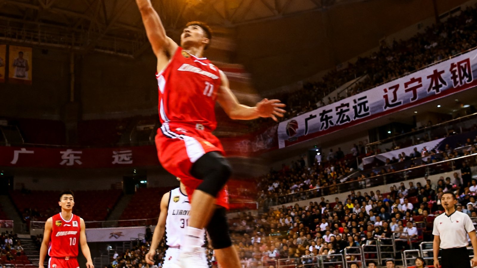 CBA联赛广东宏远主场对阵辽宁本钢的直播画面，红色球衣球员快速突破上篮
